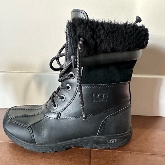 Girls black UGG winter boots - Picture 2 of 8